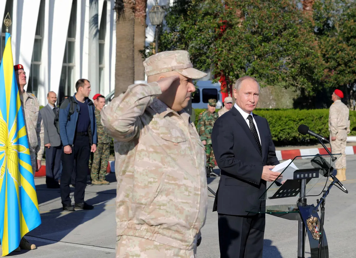 Сергей Суровикин и Владимир Путин на авиабазе Хмеймим в Сирии, декабрь 2017 года. Фото: EPA-EFE / MICHAEL KLIMENTYEV / SPUTNIK