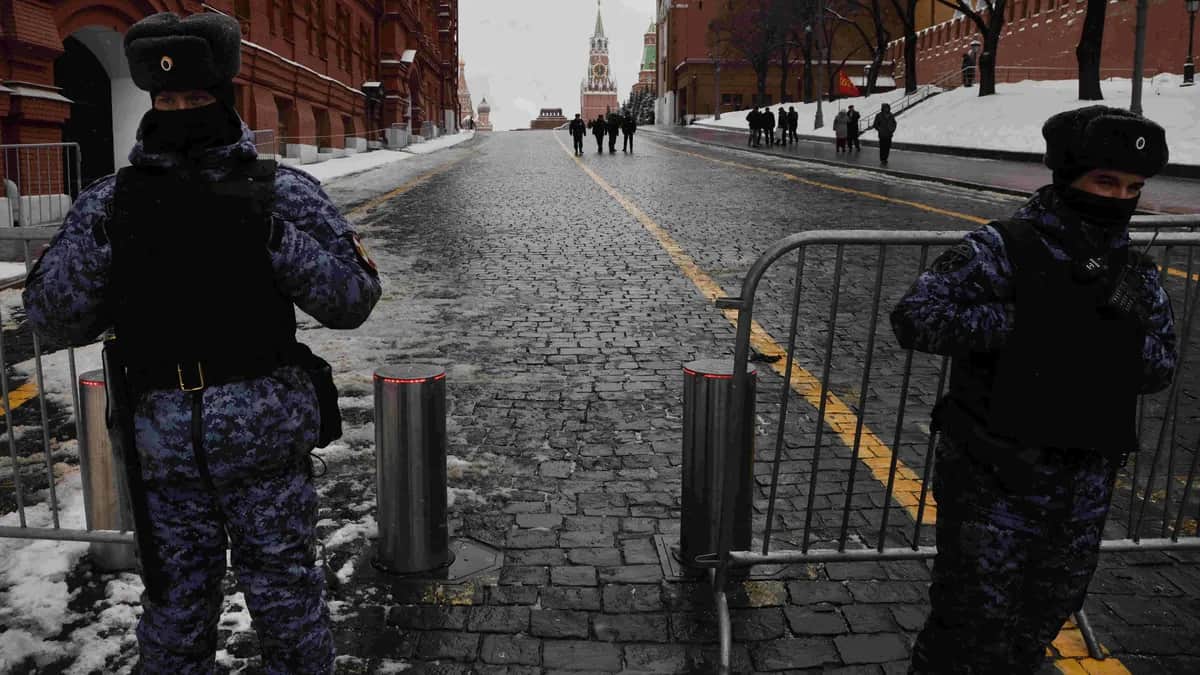 Russia tightens travel restrictions for government officials