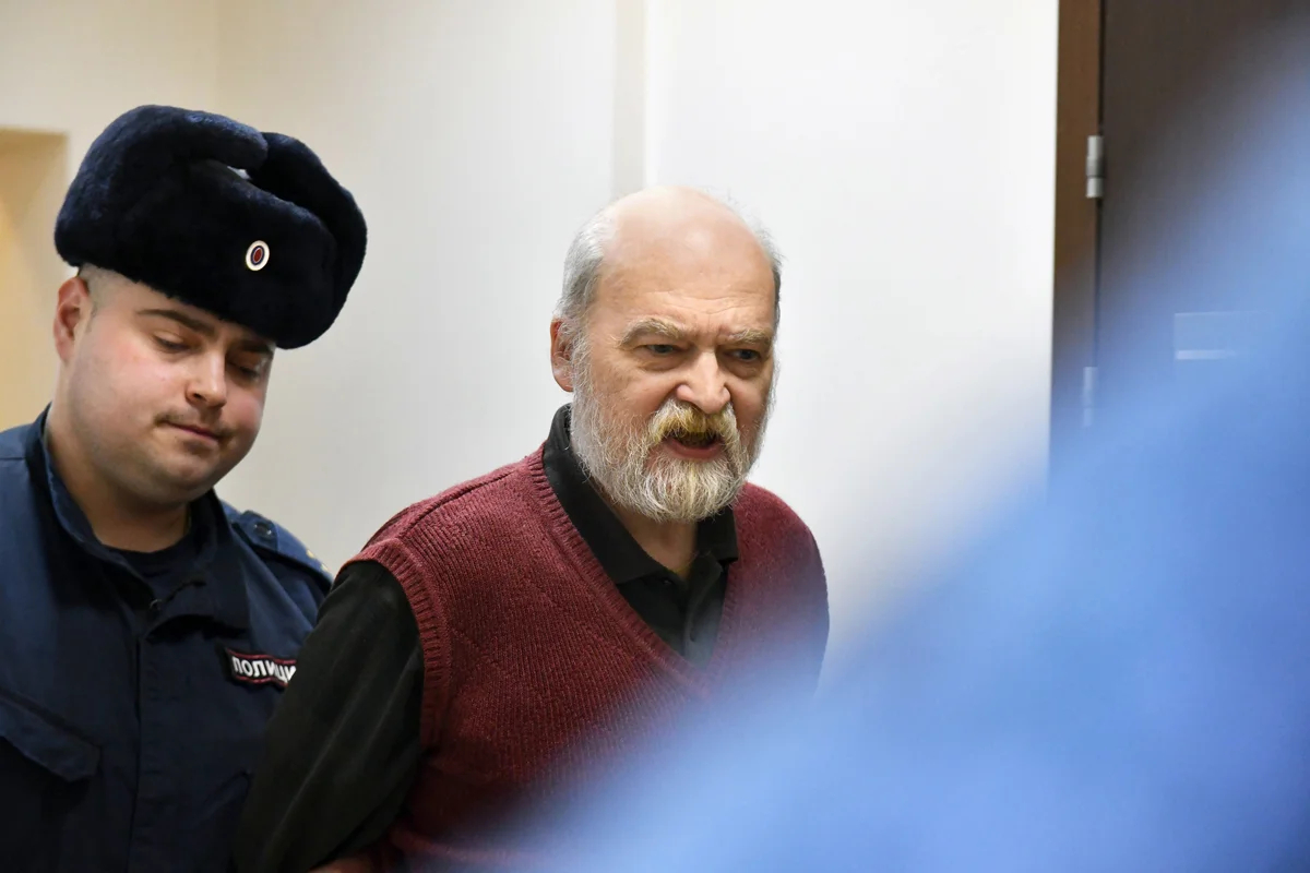 Александр Скобов в сопровождении полицейских в Калининском районном суде Санкт-Петербурга, 4 апреля 2024 года. Фото: Андрей Бок / Коммерсантъ / Sipa USA / Vida Press