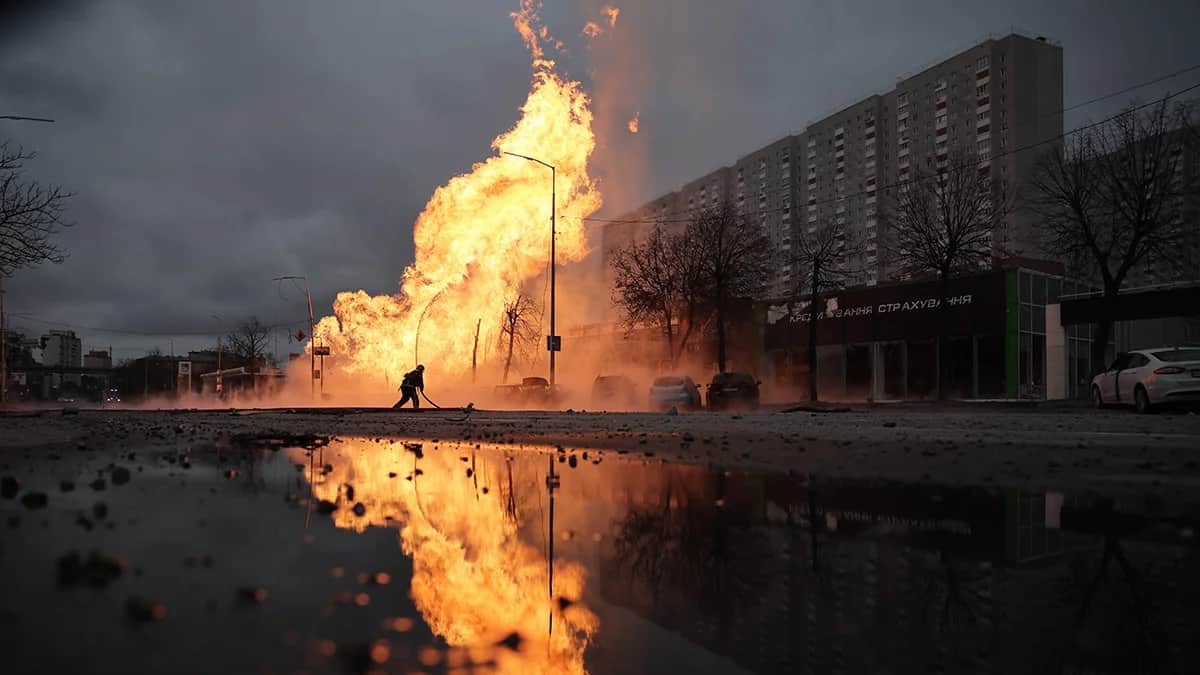 The aftermath of the missile strike in Kyiv on 2 January 2024. Photo: EPA-EFE/OLEG PETRASYUK