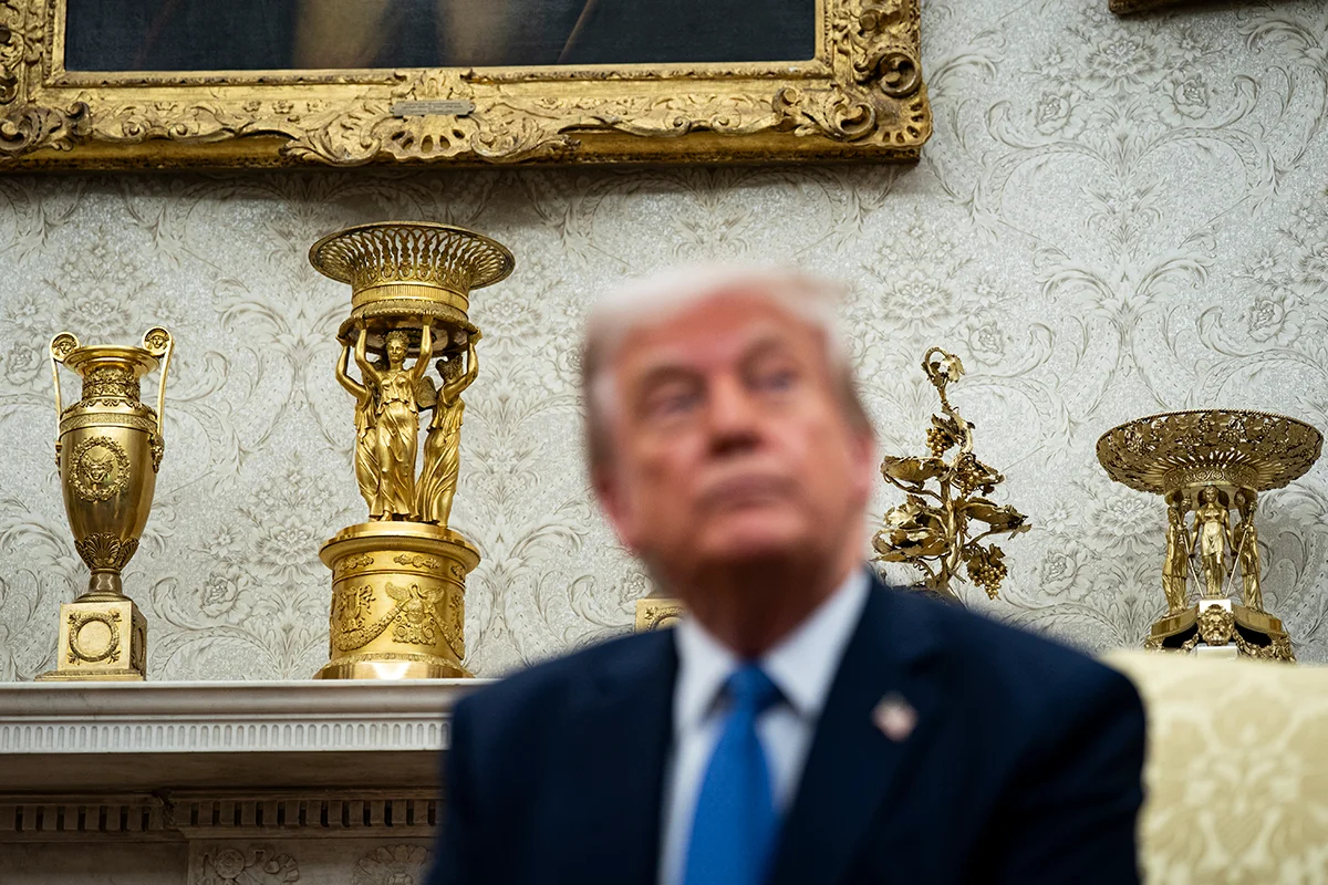 Дональд Трамп в Овальном кабинете Белого дома в Вашингтоне, округ Колумбия, США, 24 апреля 2025 года. Фото: Al Drago / EPA-EFE
