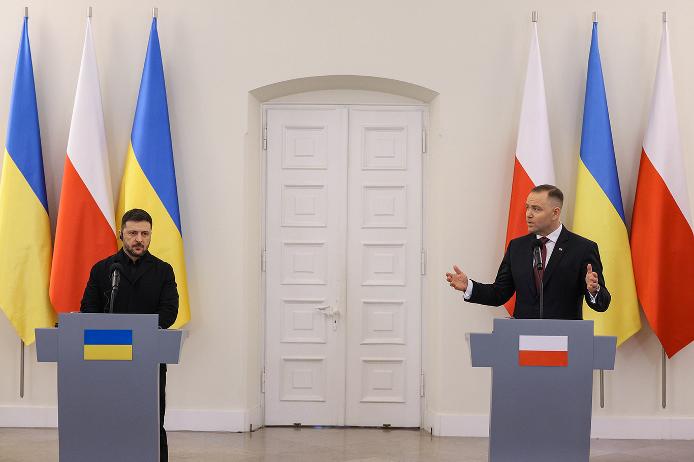 Президент Польши Кароль Навроцки и президент Украины Владимир Зеленский во время совместной пресс-конференции после их встречи в Президентском дворце в Варшаве, Польша, 19 декабря 2025 года. Фото: Pawel Supernak / EPA