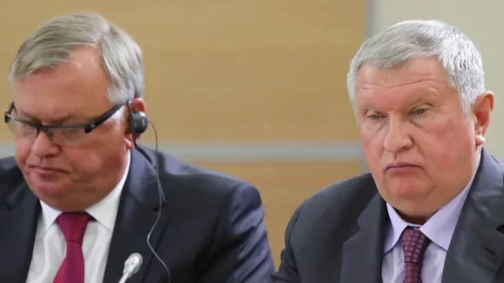 Head of VTB bank Andrey Kostin (on the left) and CEO of Rosneft Igor Sechin (on the right). Photo: EPA-EFE/MICHAEL KLIMENTYEV