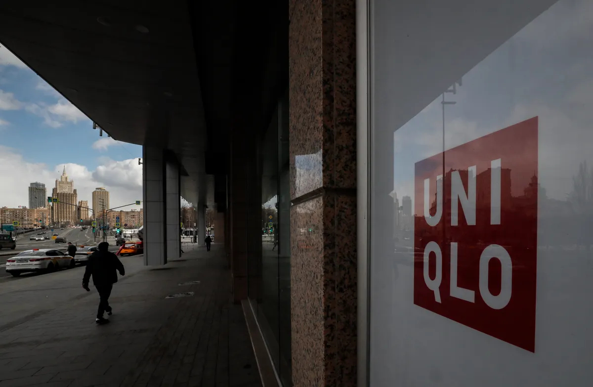 Закрытый магазин Uniqlo в Москве, Россия, 30 марта 2022 года. Фото: EPA-EFE/YURI KOCHETKOV