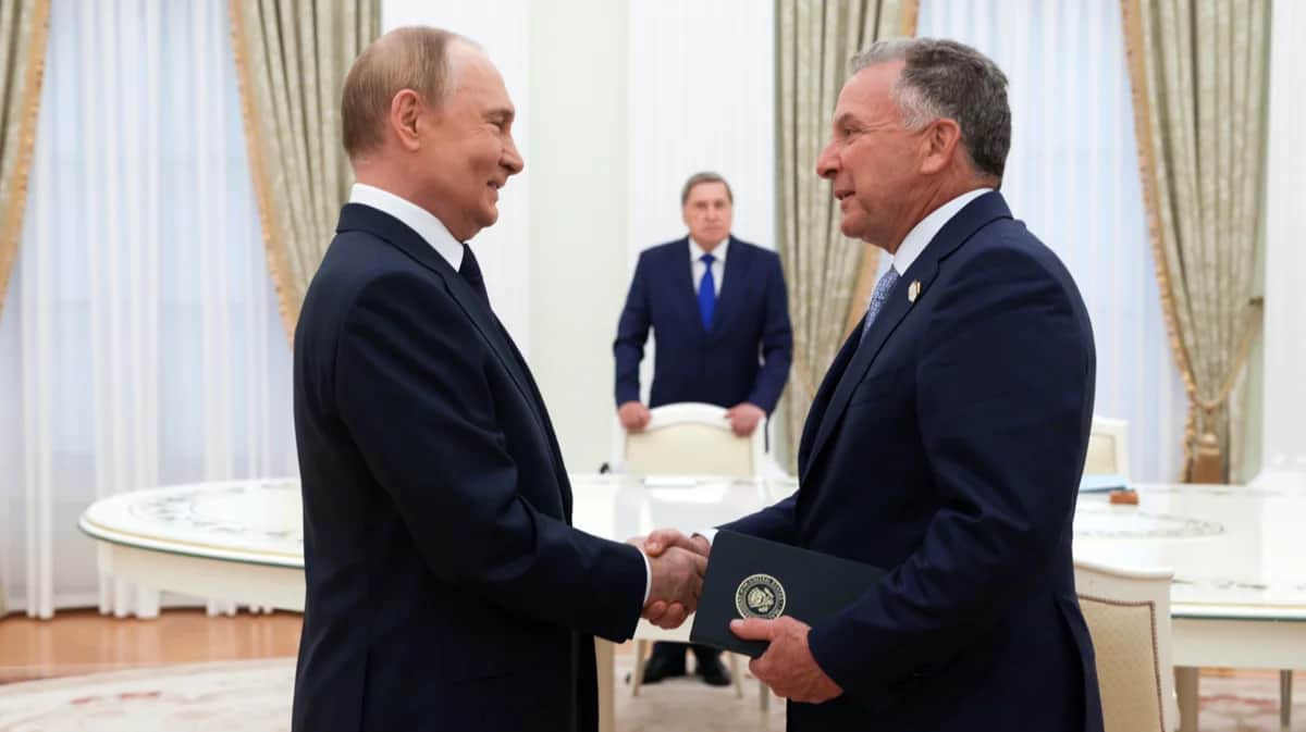 Владимир Путин и спецпосланник США Стив Уиткофф пожимают друг другу руки перед началом встречи в Кремле, Москва, 6 августа 2025 года. Фото: Gavriil Grigorov / Спутник / Kremlin / EPA