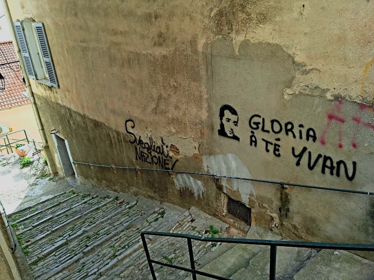 ‘Wake up, nation!’ ‘Glory to Yvan’, Corte. Photo: Novaya Gazeta Europe