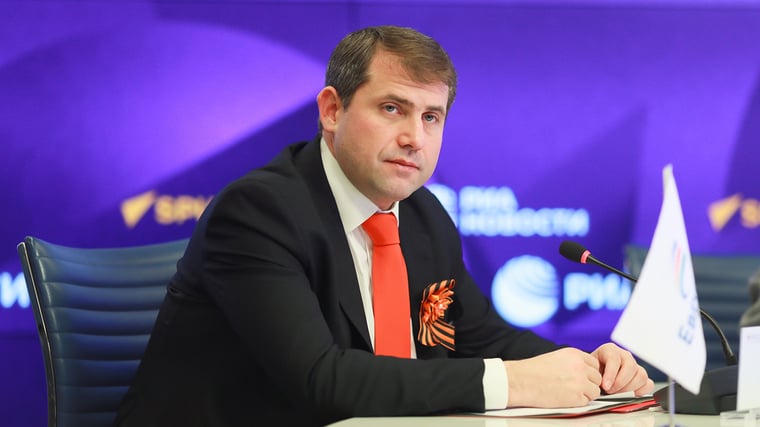 «Коррумпирует всех, кого видит»