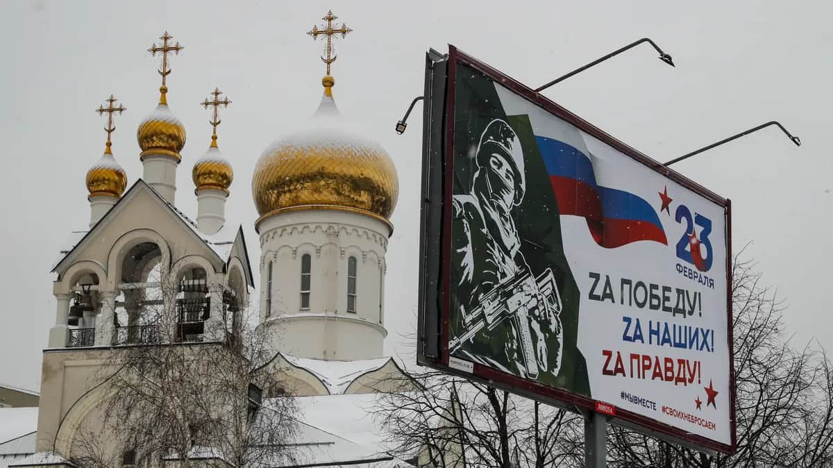 A poster reading ‘For victory! For our own! For truth!’ outside an Orthodox Church in Moscow, 20 February 2023. Photo: EPA-EFE / YURI KOCHETKOV