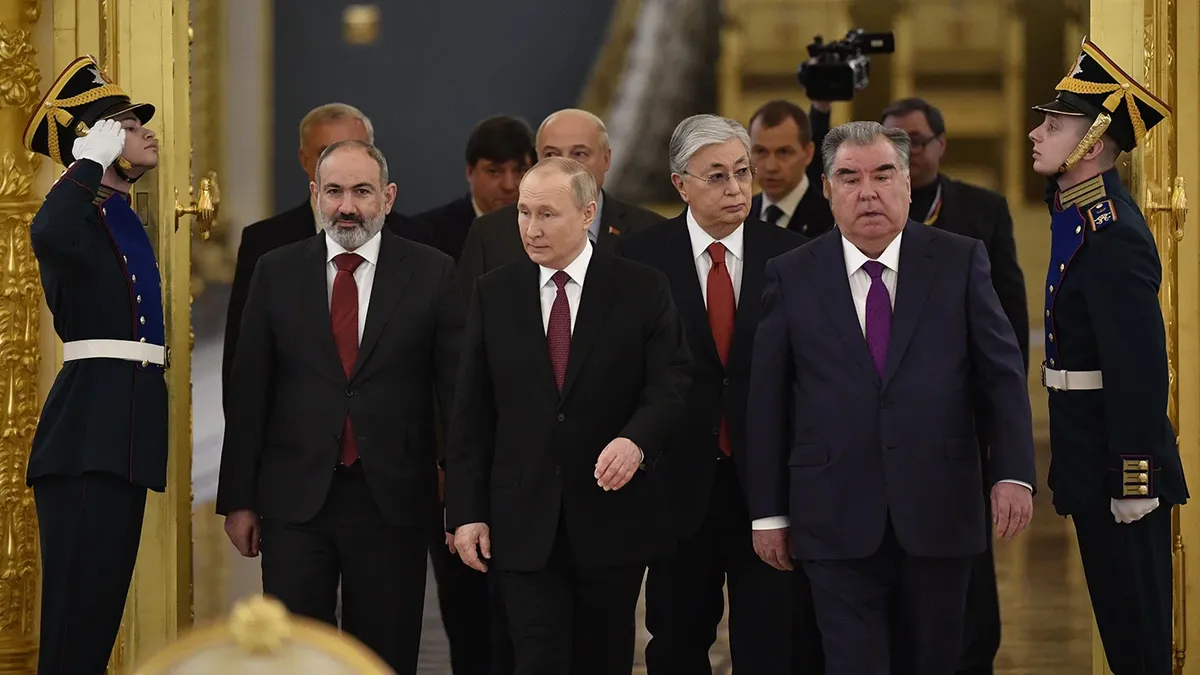 Премьер-министр Армении Никол Пашинян, Александр Лукашенко, Владимир Путин, президент Киргизии Садыр Жапаров, президент Казахстана Касым-Жомарт Токаев и президент Таджикистана Эмомали Рахмон перед встречей лидеров стран-членов Организации Договора о коллективной безопасности (ОДКБ) в Кремле, Москва, 16 мая 2022 года. Фото: Александр Неменов / EPA-EFE