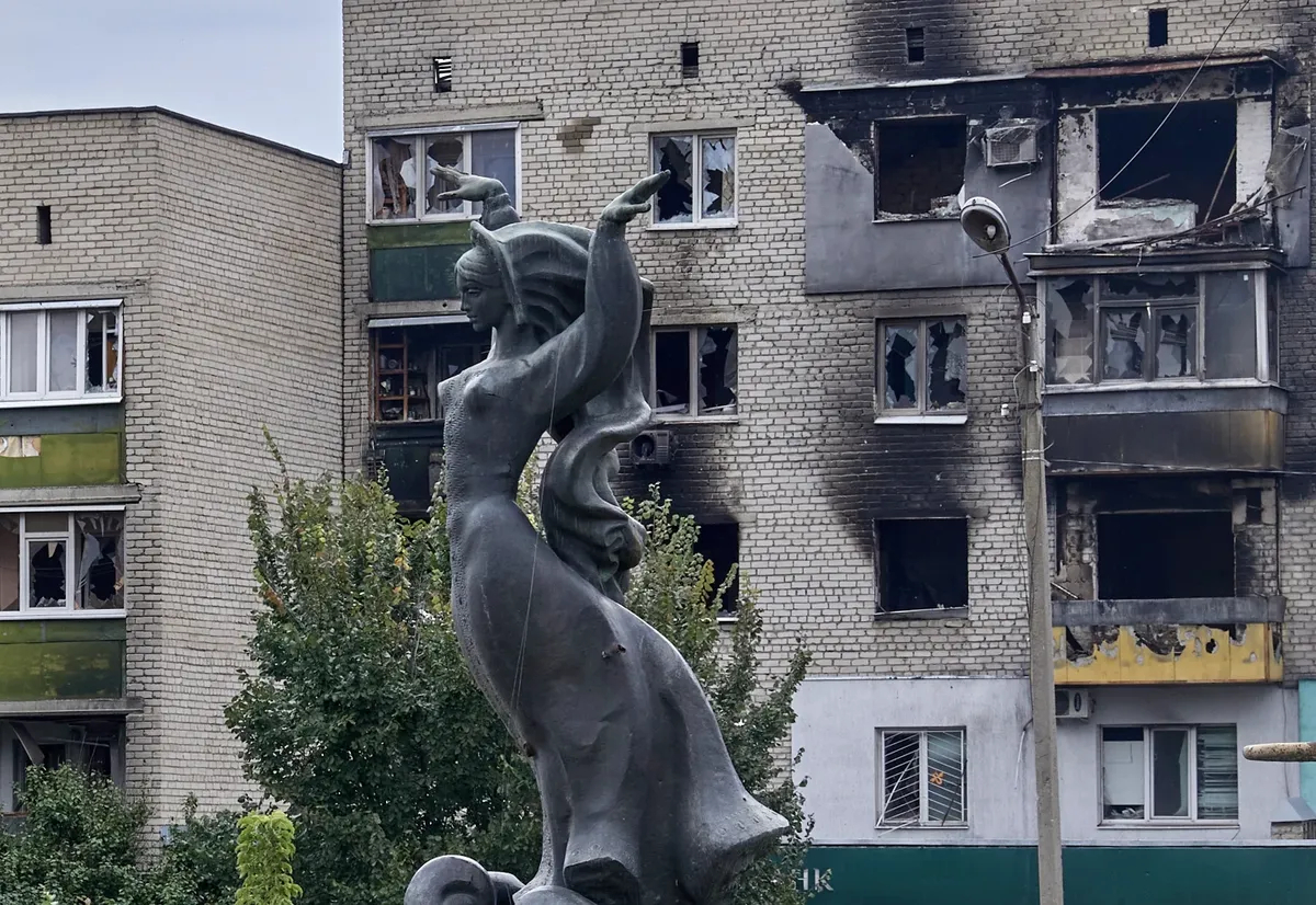 The autumn of 2022 marked a turning point in the war, as Ukraine staged a stunningly successful counteroffensive in the Kharkiv and Kherson regions, forcing Russian troops to withdraw. Photo: the city of Izium after being recaptured by Ukraine. EPA-EFE/SERGEY KOZLOV