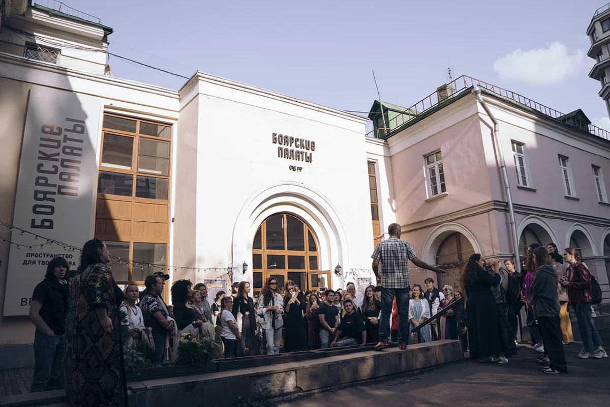 У здания «Боярских палат» в Москве. Фото: stdrf.ru