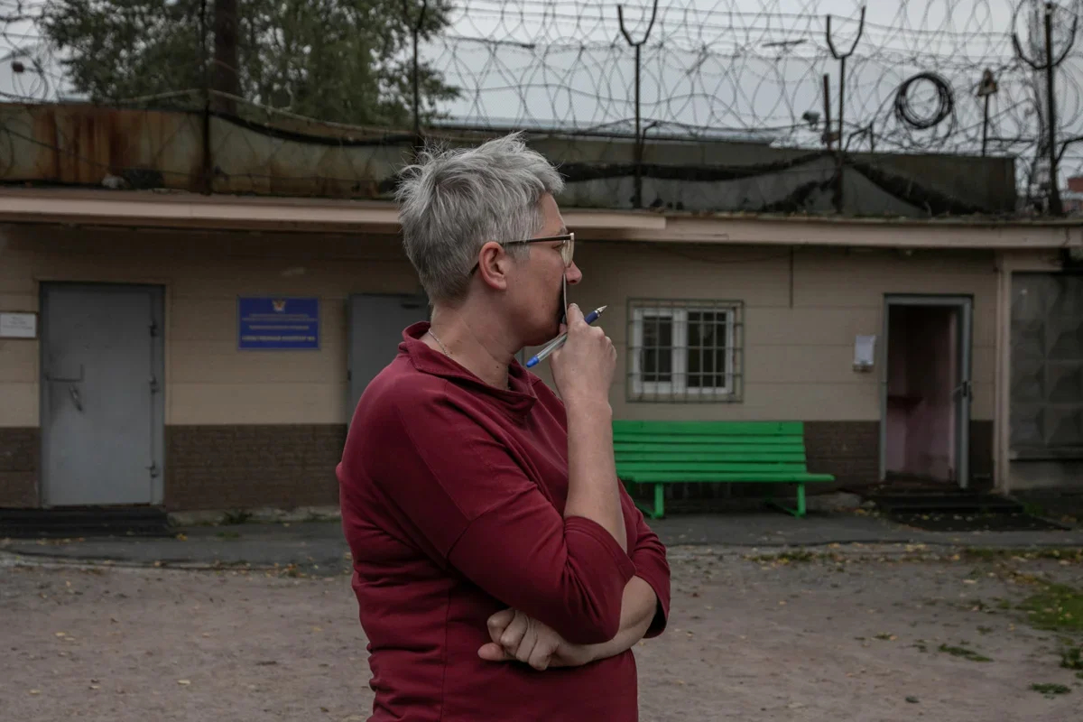 Tatyana Balazeykina near the detention centre. Photo: Dmitry Tsyganov