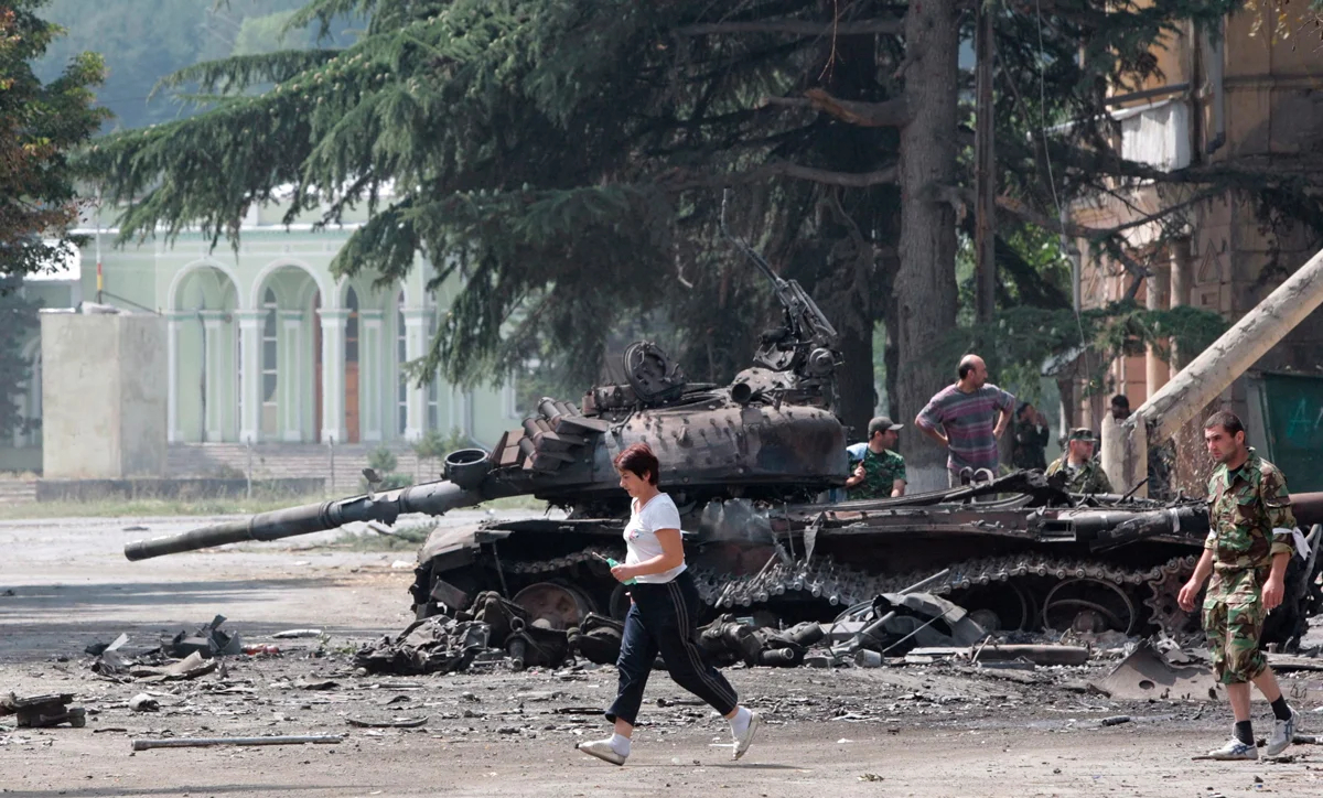 Уничтоженный грузинский танк в Цхинвали, Южная Осетия, Грузия, 11 августа 2008 года. Фото: Юрий Кочетков / EPA