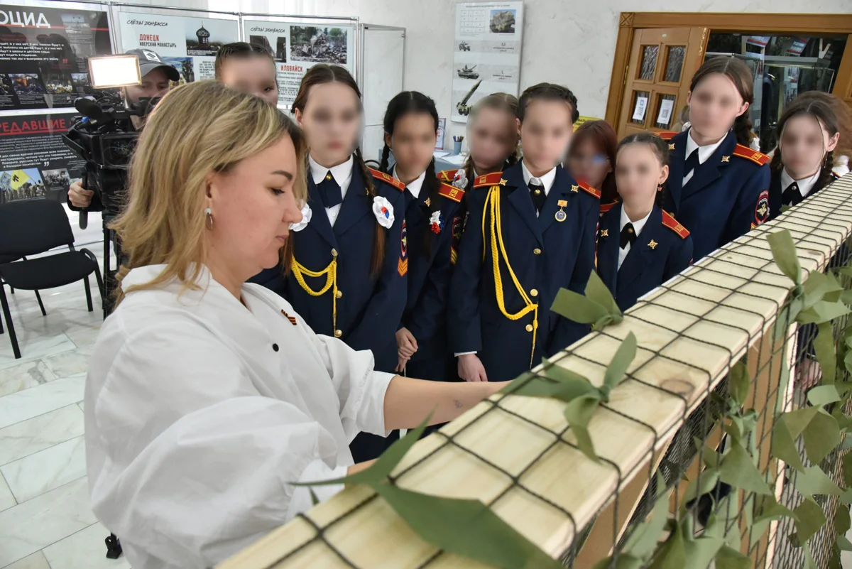 Площадка плетения маскировочных сетей на выставке «Родина Zа нами» в Чувашском национальном музее, апрель 2024 года. Фото: <a data-sk="tooltip_parent" data-stringify-link="https://chnmuseum.ru/news/%d1%87%d1%83%d0%b2%d0%b0%d1%88%d1%81%d0%ba%d0%b8%d0%b9-%d0%bd%d0%b0%d1%86%d0%b8%d0%be%d0%bd%d0%b0%d0%bb%d1%8c%d0%bd%d1%8b%d0%b9-%d0%bc%d1%83%d0%b7%d0%b5%d0%b9-%d0%be%d1%82%d0%ba%d1%80%d1%8b%d0%bb/" href="https://chnmuseum.ru/news/%d1%87%d1%83%d0%b2%d0%b0%d1%88%d1%81%d0%ba%d0%b8%d0%b9-%d0%bd%d0%b0%d1%86%d0%b8%d0%be%d0%bd%d0%b0%d0%bb%d1%8c%d0%bd%d1%8b%d0%b9-%d0%bc%d1%83%d0%b7%d0%b5%d0%b9-%d0%be%d1%82%d0%ba%d1%80%d1%8b%d0%bb/" rel="noopener noreferrer" target="_blank">Чувашский национальный музей</a>