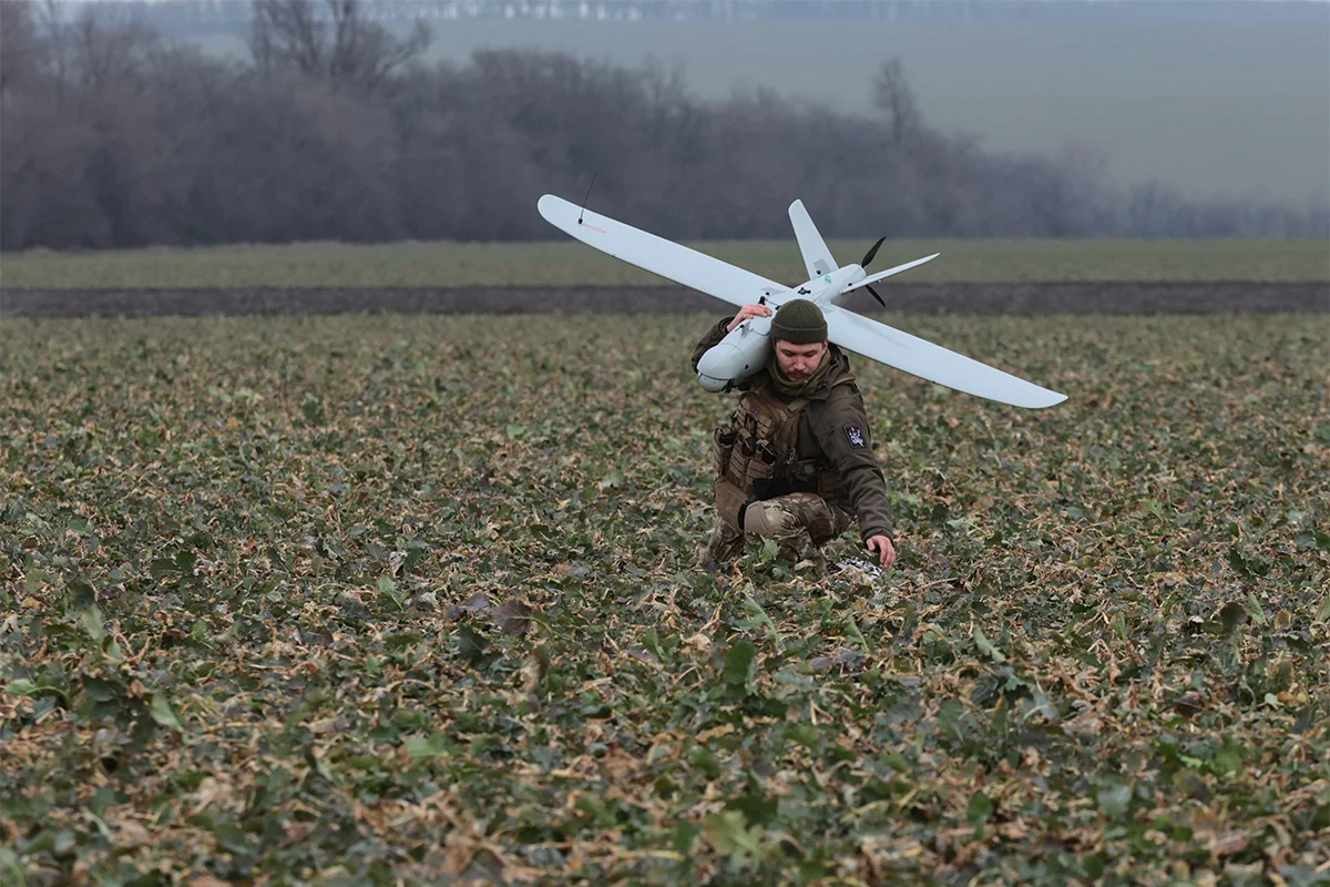 Украинский военнослужащий несет беспилотник украинского производства «Лелека-100», 15 февраля 2024 года. Фото: Катерина Клочкко / EPA-EFE