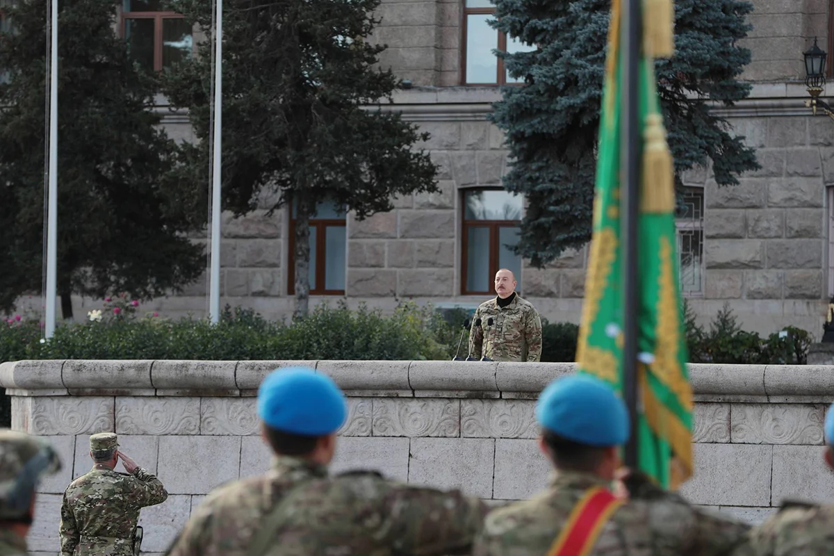 Президент Азербайджана Ильхам Алиев перед военным парадом по случаю третьей годовщины Второй нагорно-карабахской войны в Ханкенди, Азербайджан, 8 ноября 2023 года. Фото: Администрация президента Азербайджана / Anadolu / Getty Images