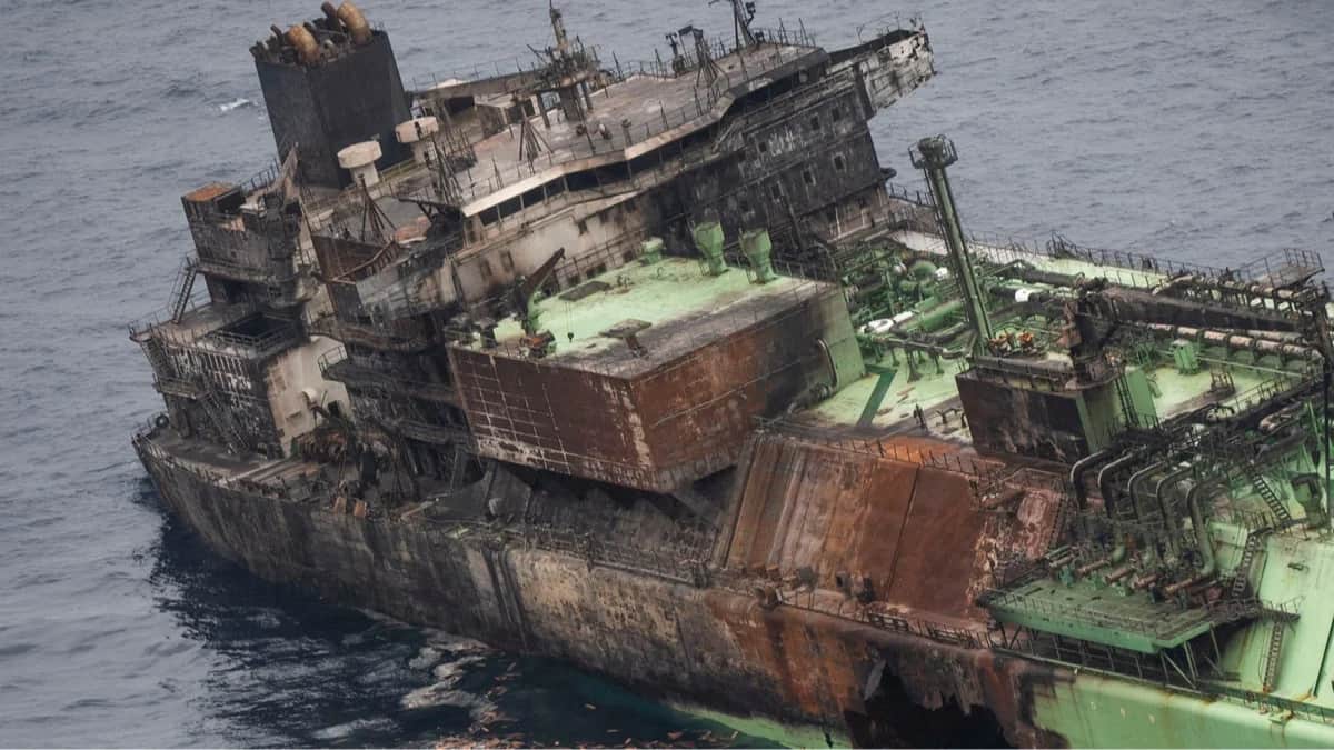 Брошенный российский танкер дрейфует в Средиземном море