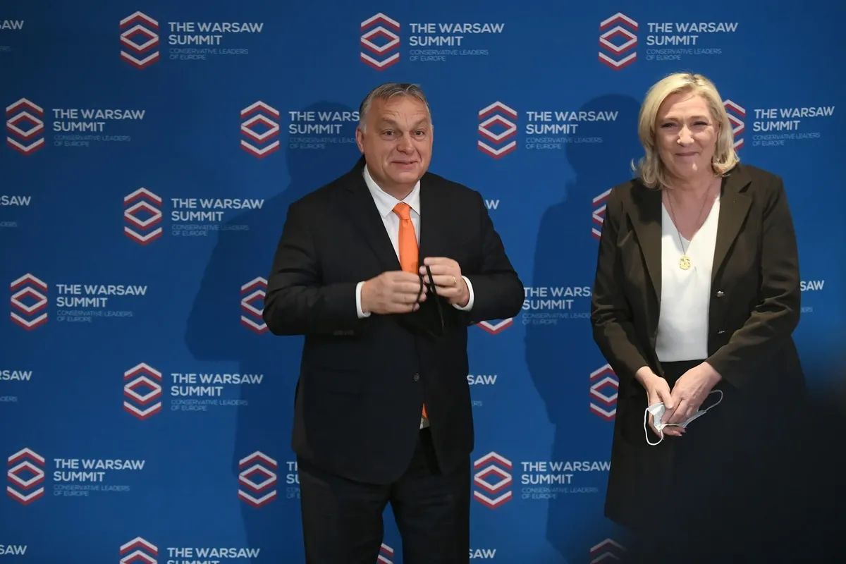 Виктор Орбан и Марин Ле Пен на съезде лидеров европейских консервативных партий в Варшаве, сентябрь 2021 года. Фото: EPA-EFE / MARCIN OBARA POLAND OUT 