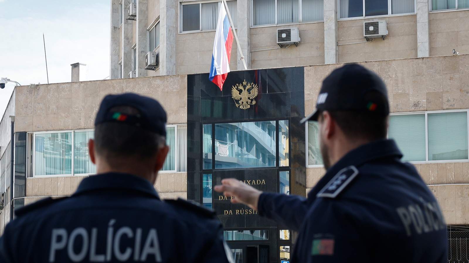 Сотрудники португальской полиции у российского посольства в Лиссабоне, Португалия, 17 марта 2024 года. Фото: Antonio Pedro Santos / EPA