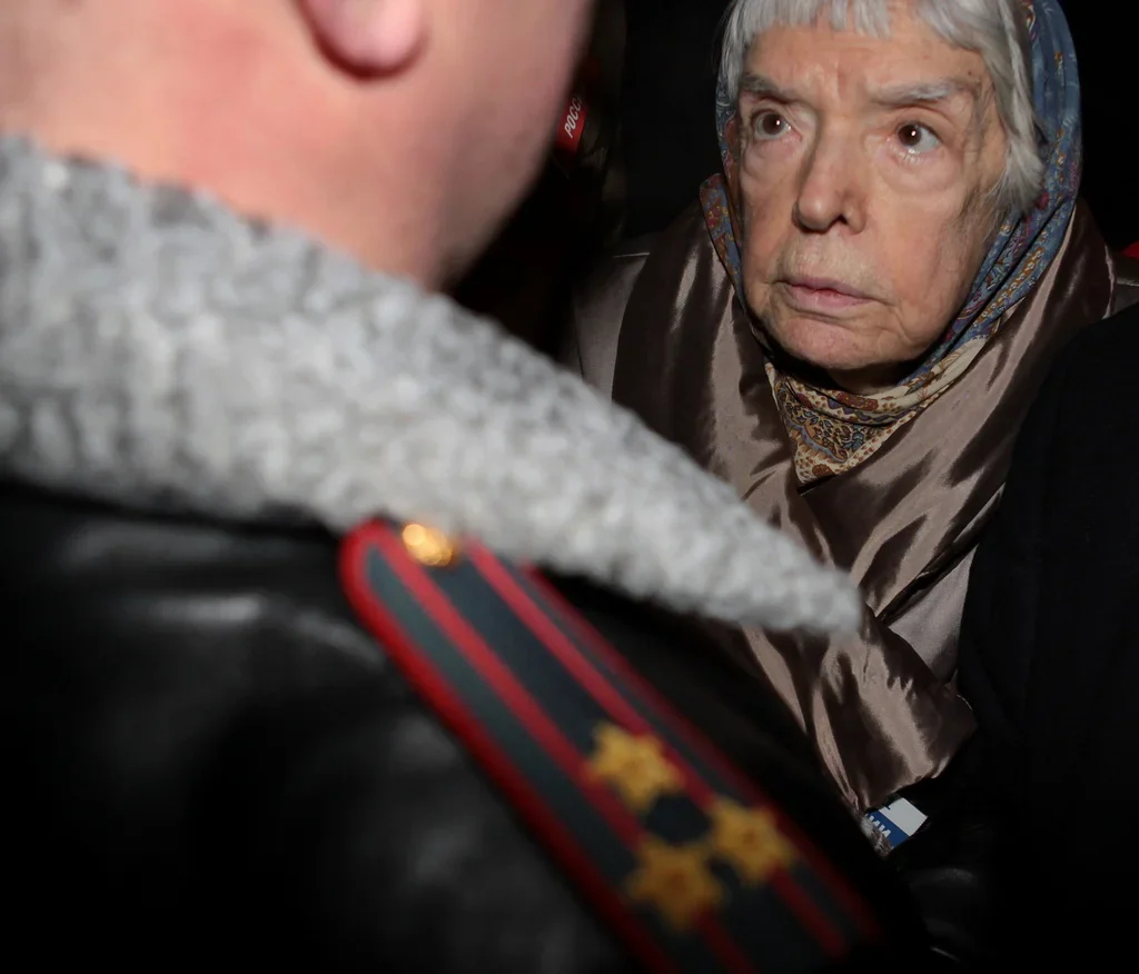 Lyudmila Alexeyeva at Triumfalnaya Square for a <a href="https://ru.wikipedia.org/wiki/%D0%A1%D1%82%D1%80%D0%B0%D1%82%D0%B5%D0%B3%D0%B8%D1%8F-31" rel="noopener noreferrer" title="https://ru.wikipedia.org/wiki/%D0%A1%D1%82%D1%80%D0%B0%D1%82%D0%B5%D0%B3%D0%B8%D1%8F-31">Strategy-31</a> protest. 31 January 2010. Photo: <a href="https://commons.wikimedia.org/w/index.php?curid=9519199" rel="noopener noreferrer" title="https://commons.wikimedia.org/w/index.php?curid=9519199">Wikimedia Commons</a>, CC BY-SA 2.0
