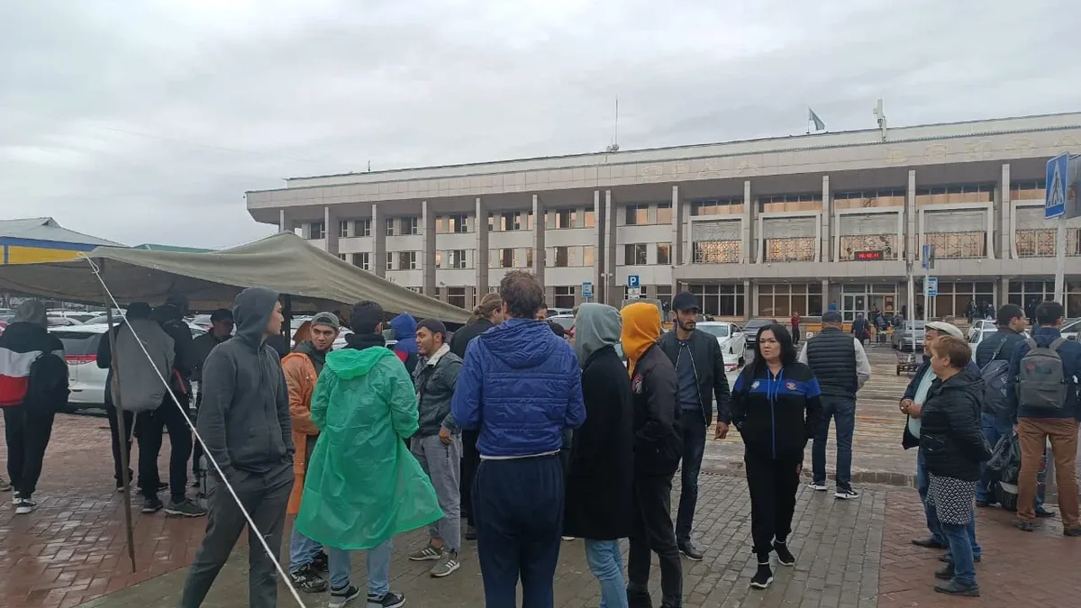 Россияне у железнодорожного вокзала в Уральске. Фото: Лукпан Ахмедьяров, для «Новой газеты. Европа»