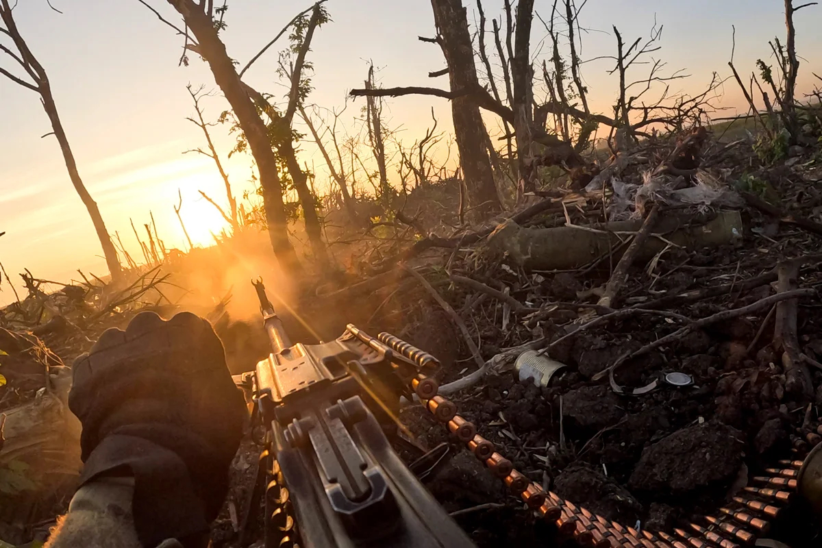 Украинский военнослужащий ведёт огонь из пулемёта по российским позициям у Андреевки, Донецкая область, Украина, 27 августа 2023 года. Фото: AP Photo / Cinetic Media