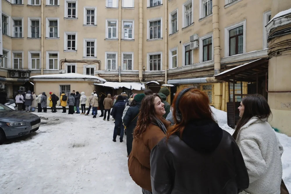 People queue up to sign their support for Boris Nadezhdin in St. Petersburg, 23 January 2024. Photo: EPA-EFE/ANATOLY MALTSEV