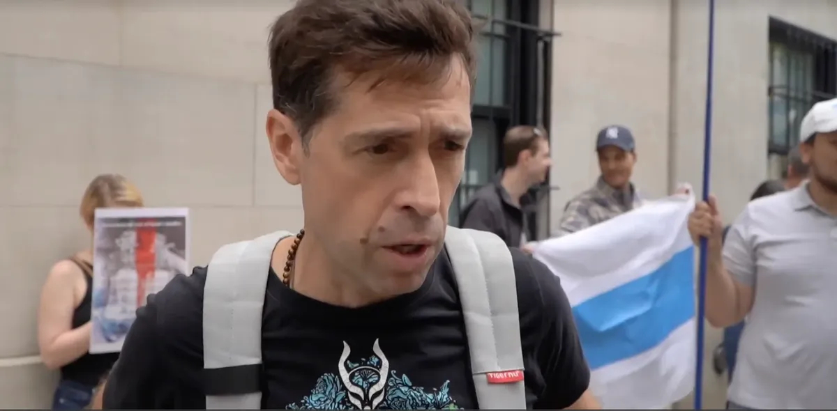 Максим Покровский на митинге против вторжения в Украину у здания российского Генконсульства в Нью-Йорке. Фото: скрин <a href="https://www.golosameriki.com/a/maxim-pokrovsky-nogu-svelo-usa-ukraine-protest/6615516.html">видео</a>