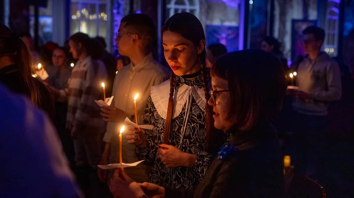 Молодые люди на богослужении в католической церкви Санкт-Петербурга, Россия, 24 декабря 2022 года. Фото: «Новая Газета Европа»