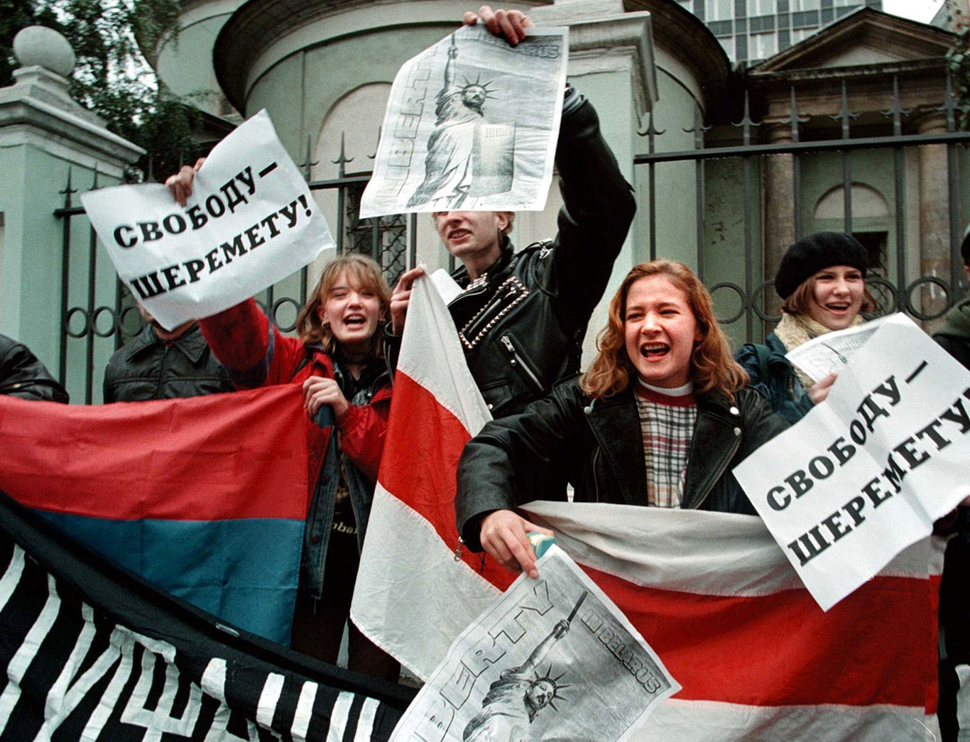 Члены молодежного антифашистского движения держат в руках транспаранты и плакаты на акции протеста в Москве против задержания российского тележурналиста Павла Шеремета в тюрьме Лиды, Беларусь, 26 сентября 1997 года. Фото: Константин Завражин / EPA