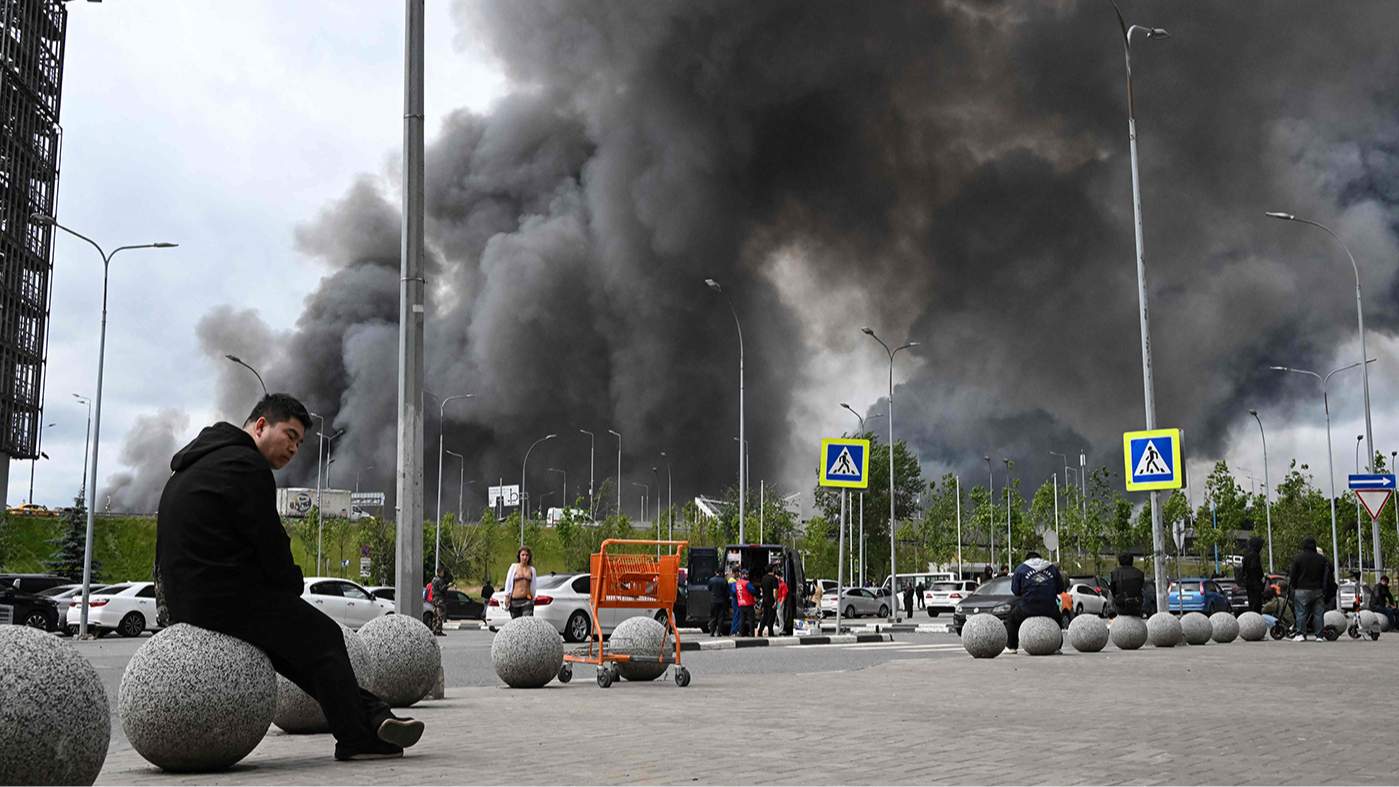 Люди возле торгового центра, Москва, 18 июня 2026 года. Фото: AFP / Scanpix / LETA