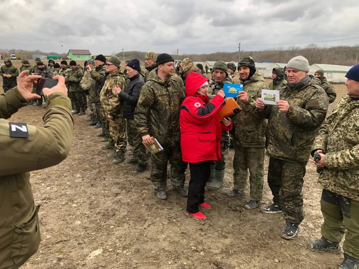 Anna Gromyko of the Russian Red Cross poses with Russian soldiers. Photo: Anna Gromyko / Telegram 