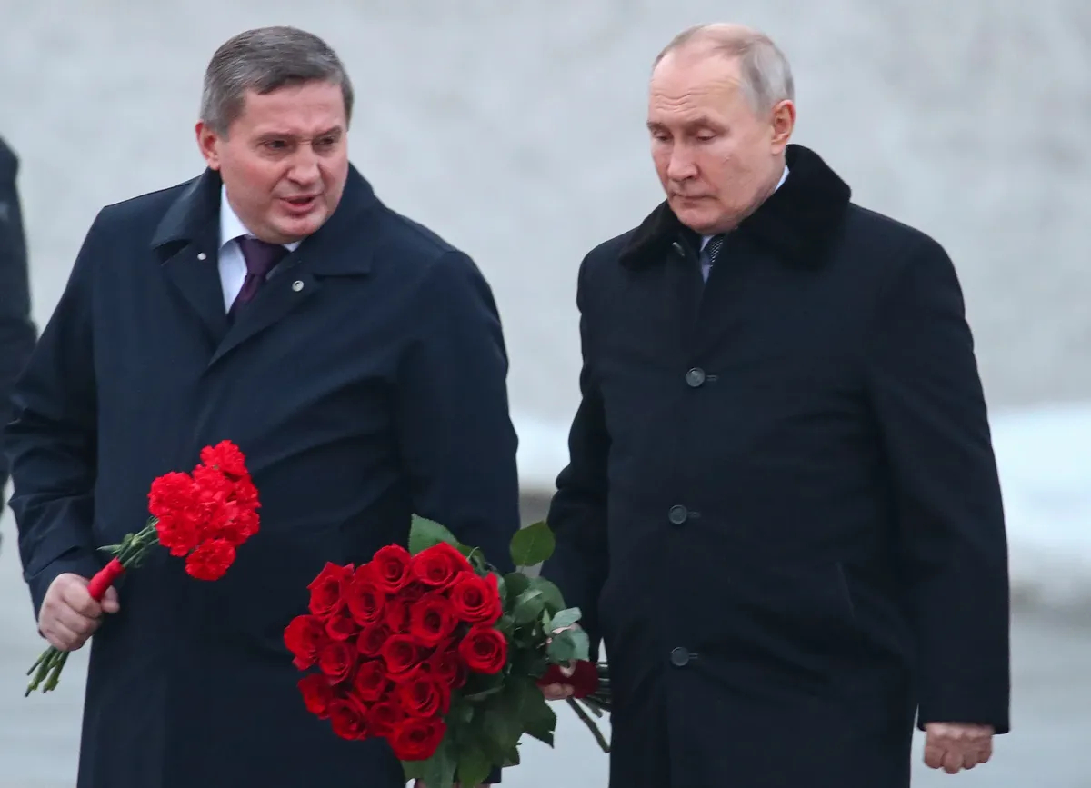 Владимир Путин и губернатор Волгоградской области Андрей Бочаров на Мамаевом кургане во время празднования 80-летия Сталинградской битвы, 2 февраля 2023 года. Фото: EPA-EFE / DMITRY LOBAKIN / SPUTNIK / KREMLIN POOL MANDATORY CREDIT