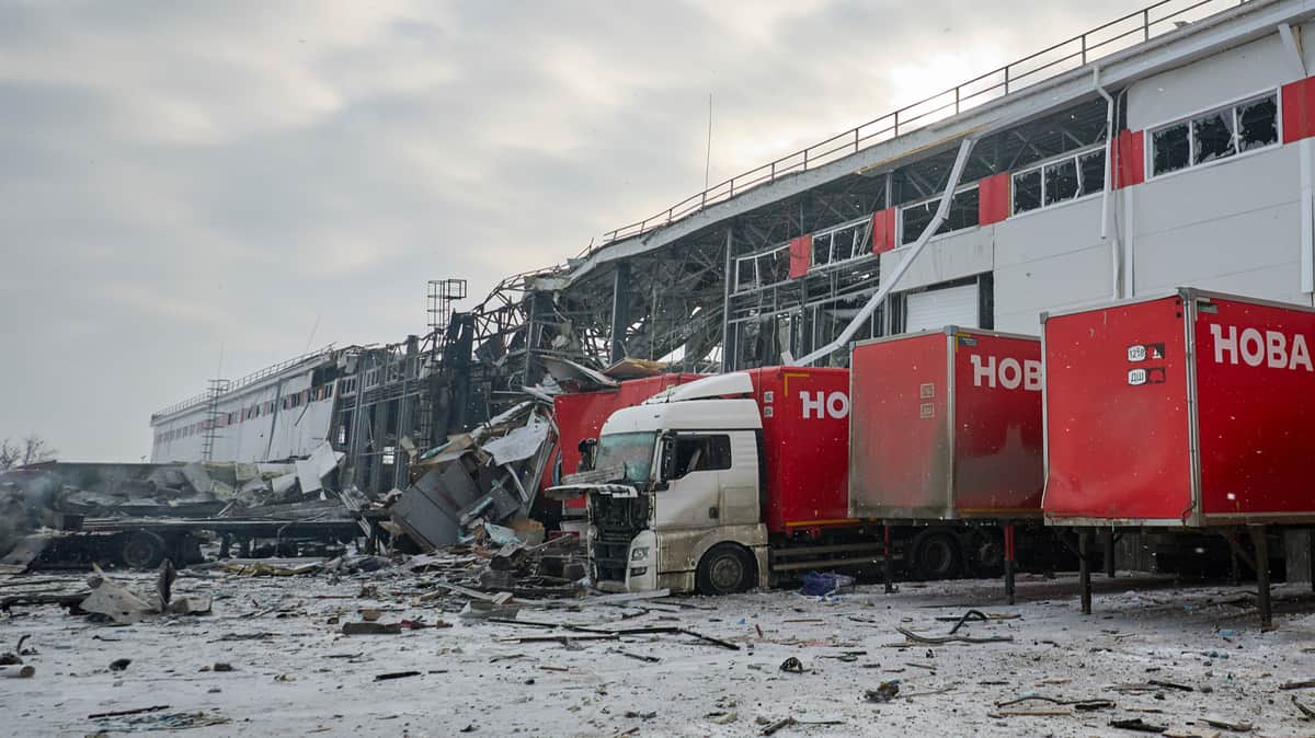 Россия годами бомбит терминалы «Новой почты» в Украине — теперь ВСУ бьют по складам Wildberries