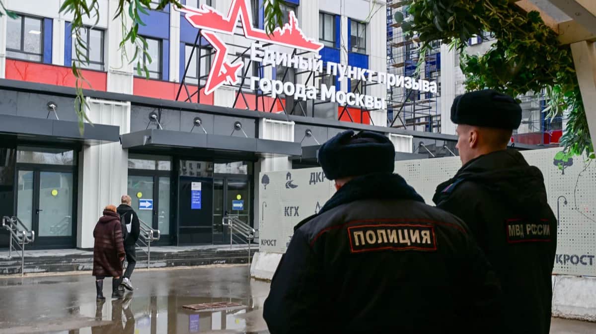 Полицейские у единого пункта призыва Москвы, 1 апреля 2025 года. Фото: Сергей Киселев / АГН «Москва»