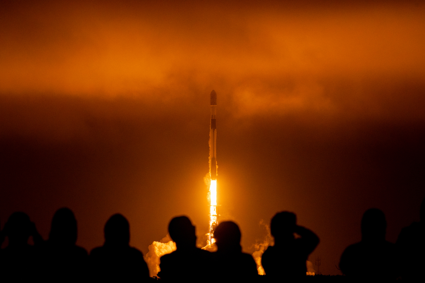 Запуск ракеты-носителя Falcon 9 со спутниками Starlink. Ломпок, Калифорния, США. 7 июля 2026 года. Фото: Erick Madrid / ZUMA Press Wire / Scanpix / LETA
