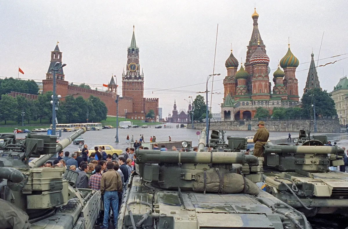 Танки на Красной площади во время путча 1991 года. Фото: <a href="https://ru.wikipedia.org/w/index.php?curid=8404495">Wikimedia Commons</a>