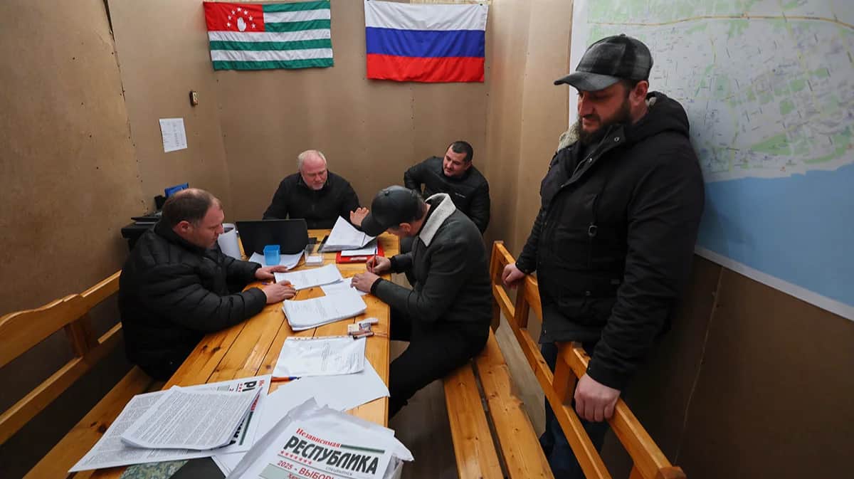 Члены местной избирательной комиссии готовят избирательный участок для второго тура досрочных президентских выборов в Сухуми, Абхазия, 28 февраля 2025 года. Фото: Юрий Кочетков / EPA-EFE