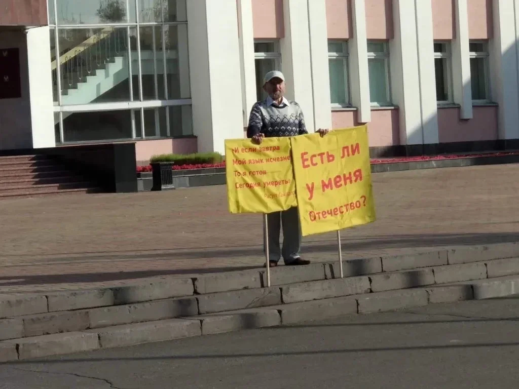 Альберт Разин во время одиночного пикета. Фото: соцсети