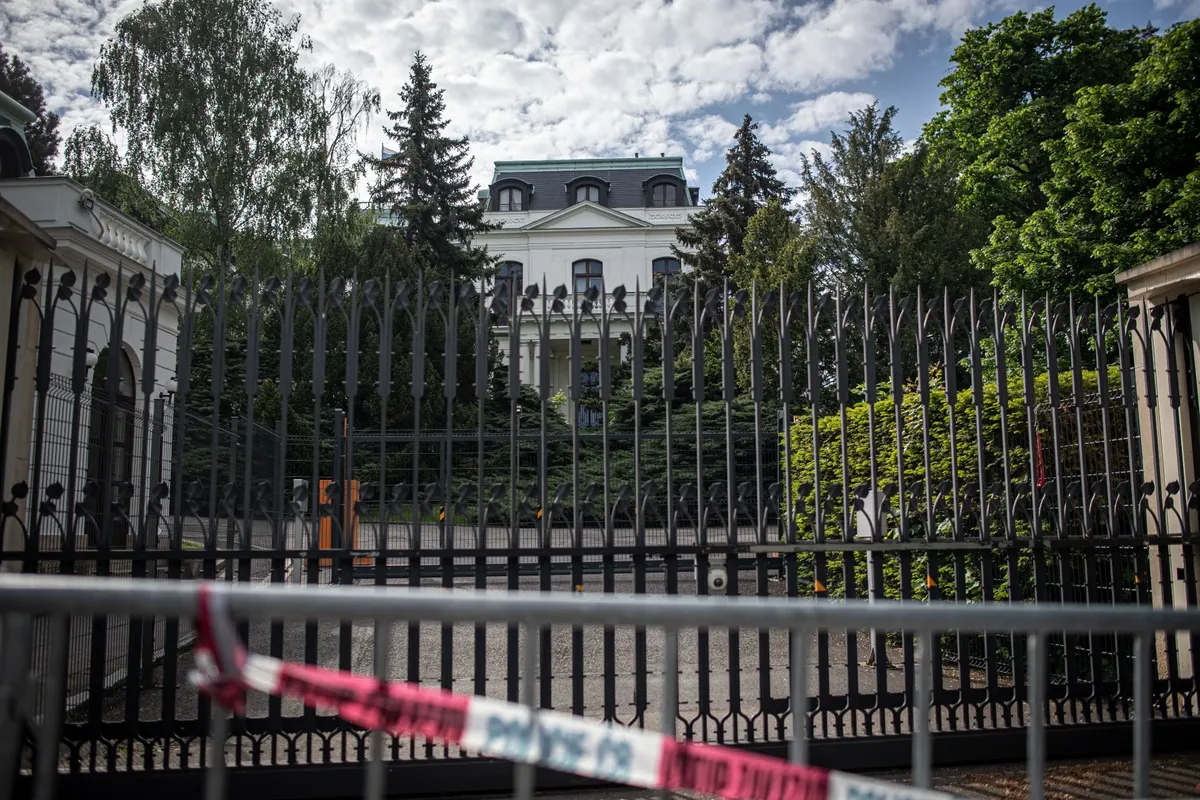 Здание российского посольства в Чехии. Фото: Lukas Kabon / Anadolu Agency / Getty Images