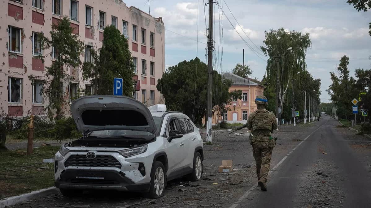 A Ukrainian soldier on patrol outside the Sudzha local administration building, 16 August 2024. Photo: AP / Scanpix / LETA