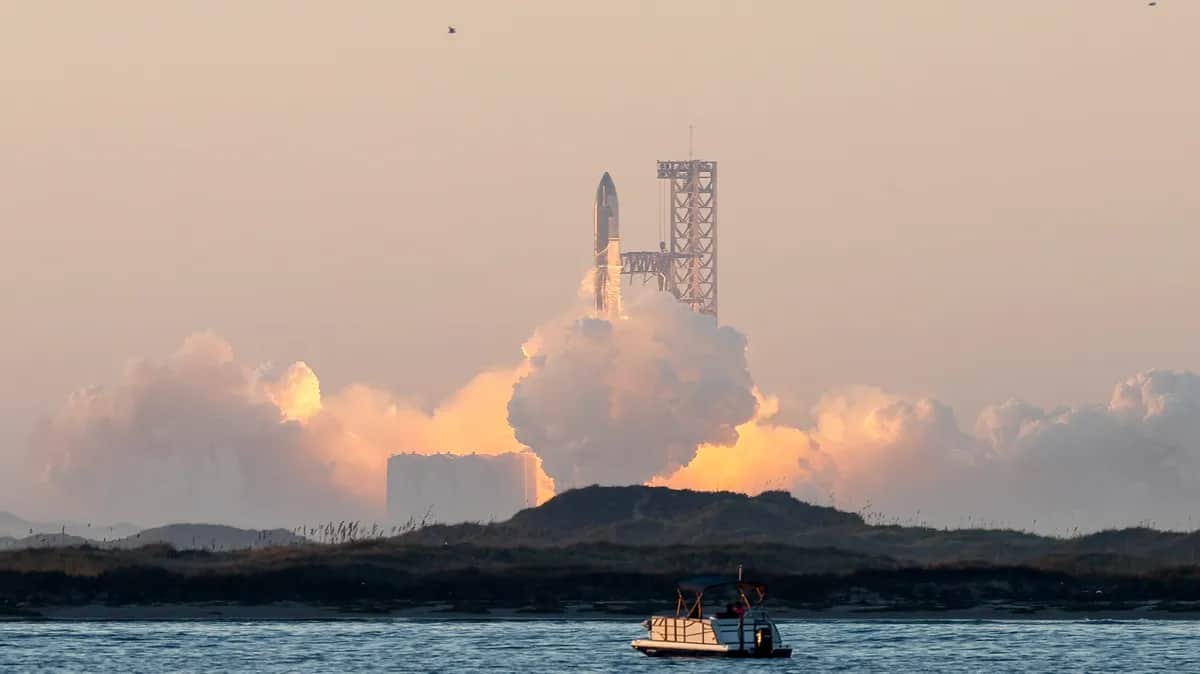 Ракета SpaceX Starship взлетает с испытательной базы Бока-Чика, штат Техас, США, 18 ноября 2023 года. Адам Дэвис / EPA-EFE