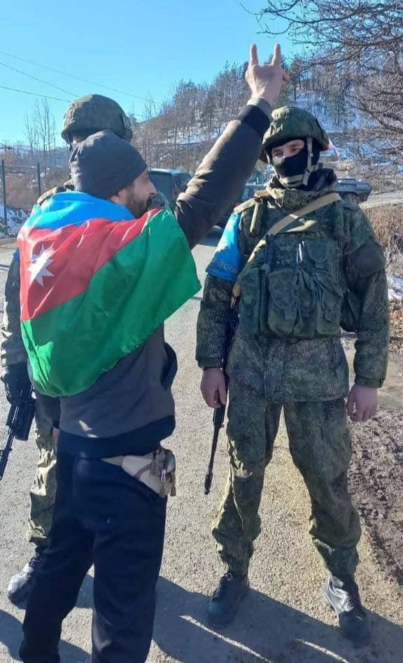 Российский миротворец и азербайджанский «эколог», показывающий знак турецкой националистической организации «Серые волки». Лачинский коридор, декабрь, 2022 г. Фото: <a href="https://t.me/reartsakh" rel="noopener noreferrer" title="https://t.me/reartsakh">Telegram</a>