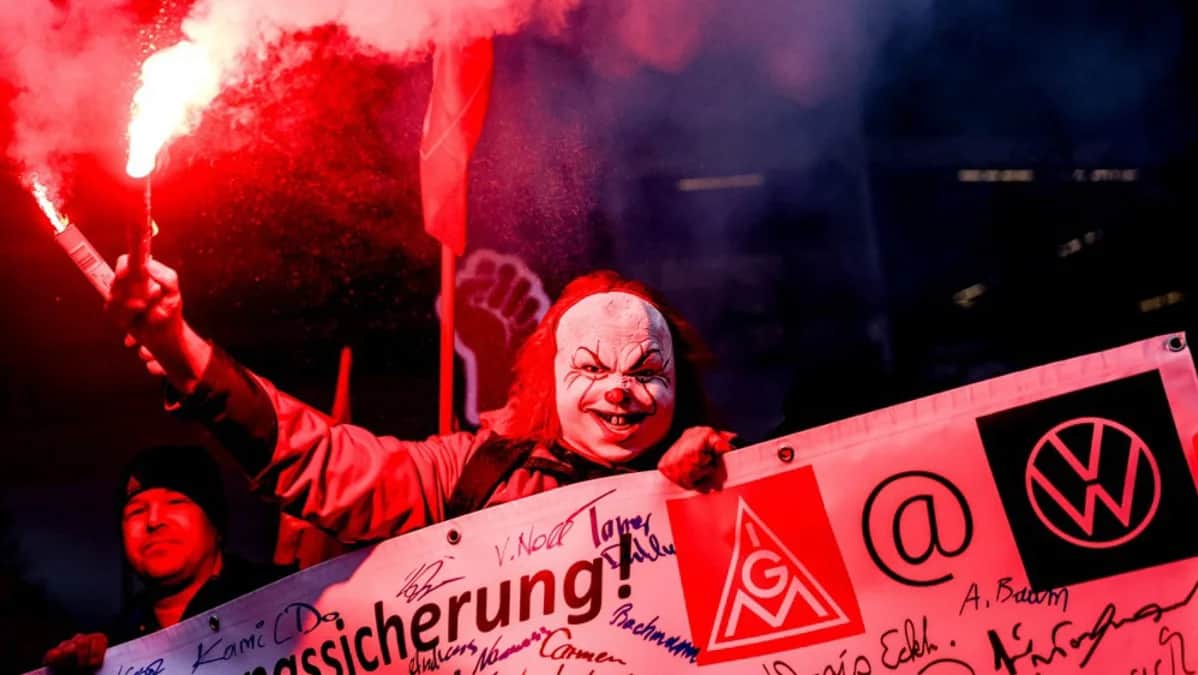 Протест в Вольфсбурге в поддержку третьего раунда переговоров между IG Metall и Volkswagen. Фото: Filip Singer / EPA-EFE