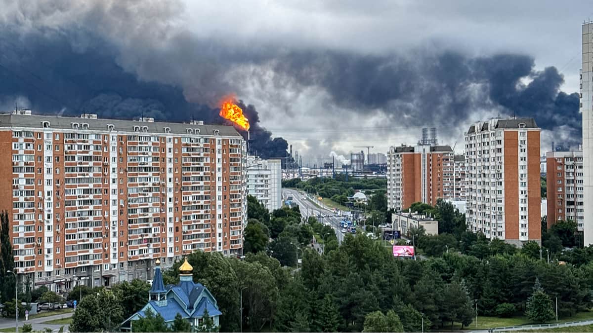Черный дым поднимается из района московского нефтеперерабатывающего завода российской нефтедобывающей компании "Газпром нефть" на юго-восточной окраине Москвы, 18 июня 2026 года. Фото: AFP / Scanpix / LETA