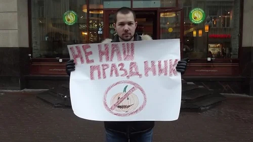 “Not our holiday!”: a man holding up an anti-Halloween sign. Photo: pravoz.ru