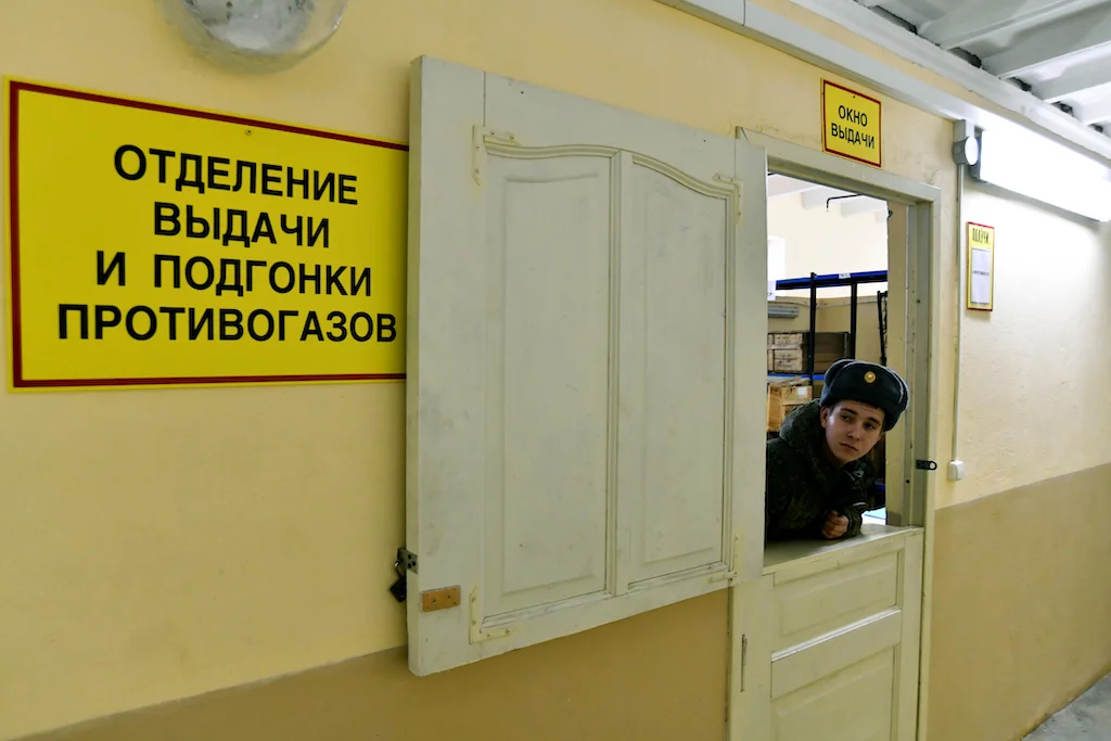 Photo: ‘Gas mask calibration and issuance unit’. Photo: Arkady Budnitsky / Anadolu Agency / Getty Images