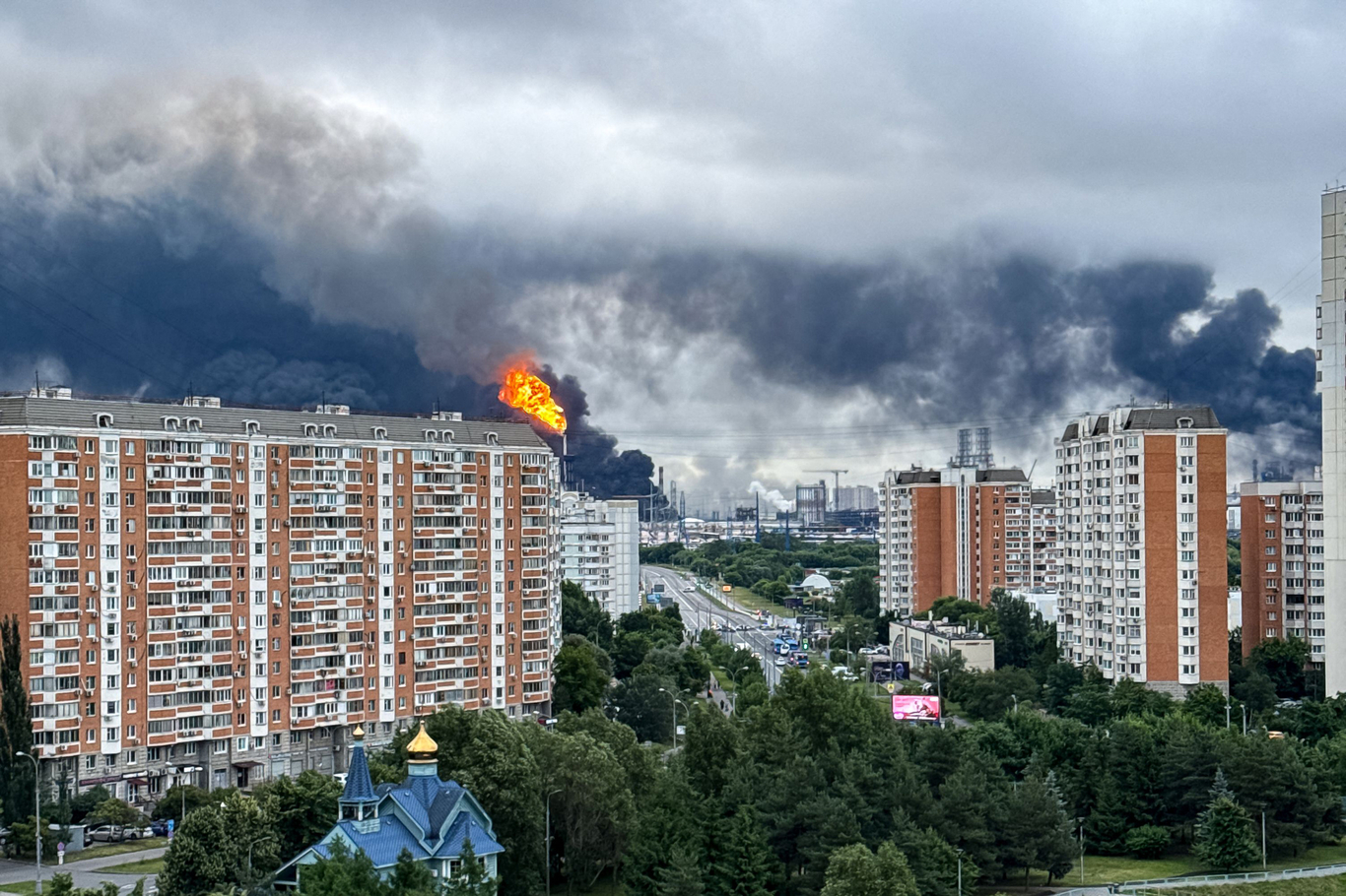 Черный дым поднимается над территорией Московского НПЗ. 18 июня 2026 года. Фото: AFP / Scanpix / LETA