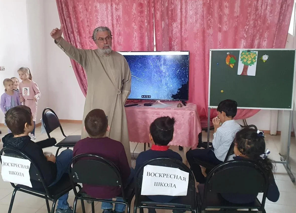 Father Vladimir Korolyov teaching at Sunday school. Photo: personal archive