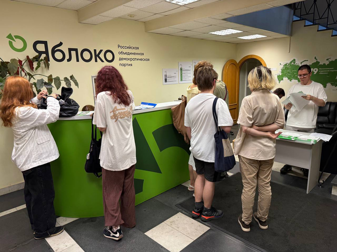 Работа волонтеров в офисе «Яблока». Фото: Telegram / Николай Рыбаков